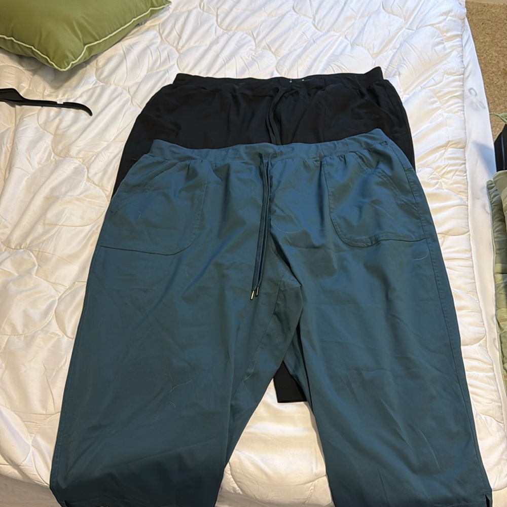 Lot of 2 identical pairs of capris